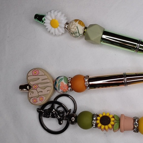 Hand crafted Floral silcone Beaded Pens and Keychain Set - Picture 3 of 3